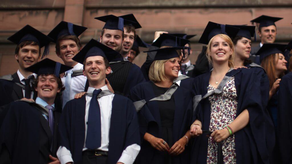 Student opracowujący rozdział